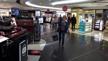 Gatwick Havaalanı. UK- 10.10.2021. Uçağa binmeden önce gümrüksüz mağazalardan alışveriş yapan yolcular.