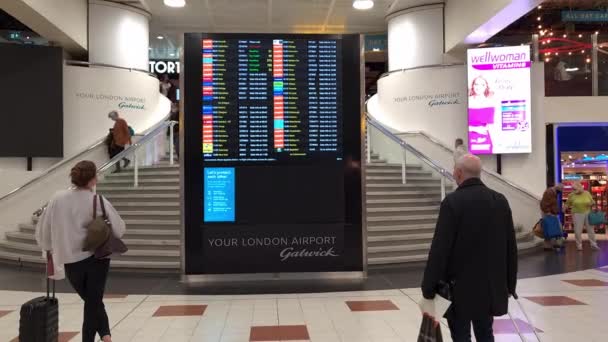 Flughafen Gatwick 2021 Fluggäste Die Sich Auf Der Anzeigetafel Nach — Stockvideo