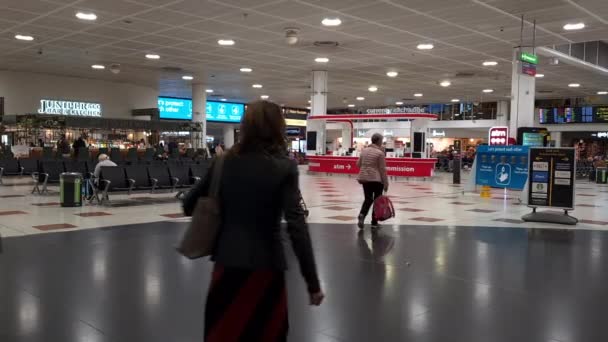 Gatwick Havaalanı 2021 Kuzey Terminali Nin Kalkış Salonu Yolcuları Uluslararası — Stok video