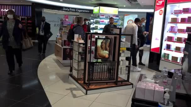 Gatwick Airport 2021 Passengers Shopping Duty Free Shops Catching Flights — Stock Video