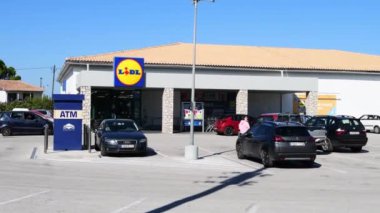 Lefkada. Yunanistan-10.30.2021. Alman süpermarket zinciri Lidl 'in adadaki tek şubesi. İyi bir park yeri ve yerli halk ve turistler arasında popüler..