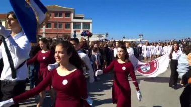 Lefkada. Yunanistan. 10.28.2021. Yunan Oxi Günü kutlamalarına yürüyen okul çocukları.