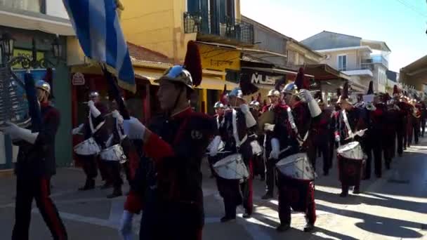 Lefkada Grecia 2021 Banda Militar Marchando Tocando Calle Durante Celebración — Vídeos de Stock