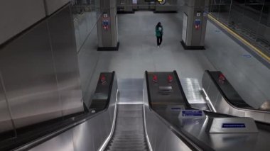 Londra mı? İngiltere. 10.03.2021. Yeni Londra Yeraltı Battersea Enerji İstasyonu platformunun iç görünümü. Yürüyen merdivenle bir yolcu olarak aşağı iniyor..
