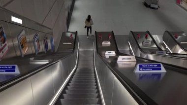 Londra mı? UK.10.03.2021 Yeni Londra Yeraltı Battersea Elektrik İstasyonu bilet gişesinin iç görüntüsü yürüyen merdivenden aşağı bir yolcu olarak iniyor..