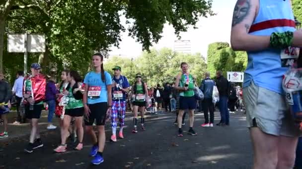 ロンドンだ イギリス 2021年3月 ロンドンマラソン終了時のポール モールのランナーズ — ストック動画