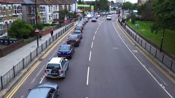 Londres Reino Unido 2021 Automovilistas Haciendo Cola Frente Una Gasolinera — Vídeos de Stock