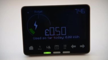  Tüketim bilgisi ve saat başına maliyeti olan akıllı bir elektrik sayacının görüntüsü.