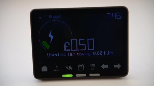 Anzeige Eines Intelligenten Stromzählers Mit Verbrauchsinformationen Und Kosten Pro Stunde — Stockvideo