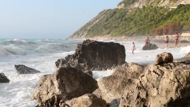 Лефкада Греция 2021 Отдыхающие Наслаждаются Большими Волнами Пляже — стоковое видео