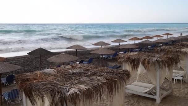 Una Hermosa Playa Arena Con Tumbonas Sombrillas Playa Pefkoulia Isla — Vídeos de Stock