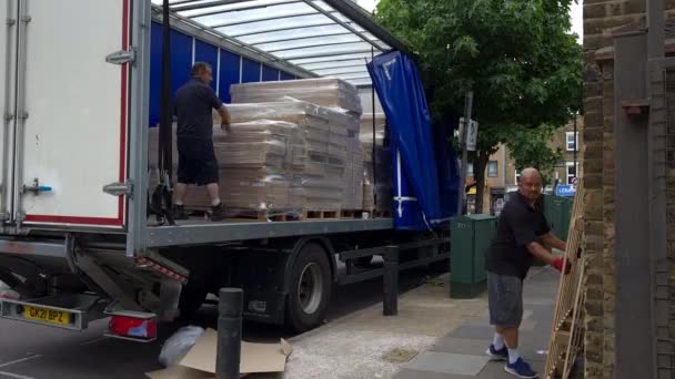 Londen 2021 Werknemers Die Een Vrachtwagen Uitladen Met Pallets Van — Stockvideo