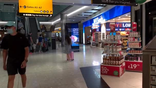Heathrow Havaalanı 2021 Terminal Teki Yolcular Çıkış Kapılarına Doğru Ilerliyorlar — Stok video