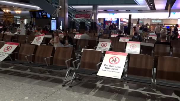 Flughafen Heathrow 2021 Passagiere Terminal Warten Auf Internationale Flüge — Stockvideo