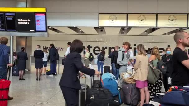 Londres Heathrow 2021 Sala Llegadas Internacionales Con Miembros Del Equipo — Vídeos de Stock