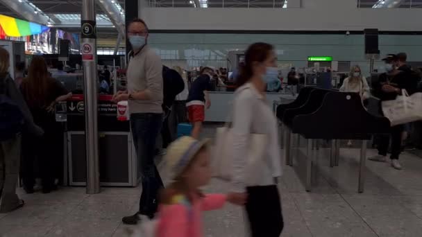 Heathrow Flygplats Förenade Kungariket 2021 Passagerarterminal Genomgår Säkerhetskontroll — Stockvideo