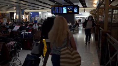 Heathrow Havaalanı. UK- 08.08. 2021: Terminal 5 'teki yolcular çıkış kapılarına doğru ilerliyorlar..