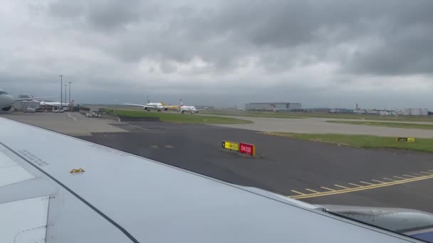 Aeropuerto Heathrow Reino Unido 2021 Avión Que Dirige Pista Aterrizaje — Vídeos de Stock
