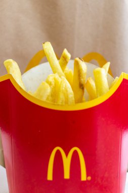 Londra mı? UK- 01.28.2021. McDonald 's restoranının bir şubesinden alınmış orta boy patates kızartması..