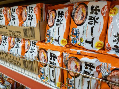 Londra mı? UK- 01.21.2022. Bir süpermarketin raflarında hazır erişte paketleri..