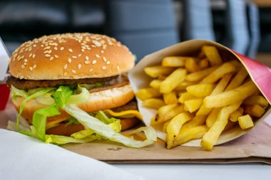 Londra mı? UK- 01.28.2021. Gerçek bir Big Mac ve McDonald 's restoranından orta boy patates kızartması..