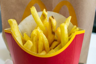 Londra mı? UK- 01.28.2021. McDonald 's restoranının bir şubesinden alınmış orta boy patates kızartması..