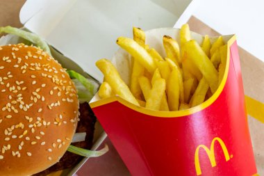 Londra mı? UK- 01.28.2021. Gerçek bir Big Mac ve McDonald 's restoranından orta boy patates kızartması..