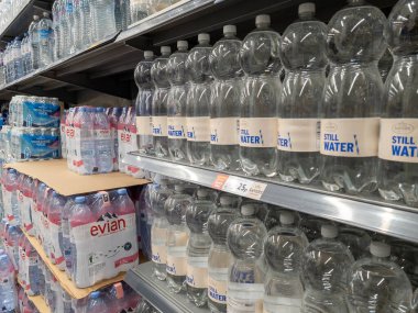 Londra mı? Birleşik Krallık-01.30.2022. Süpermarkette şişelenmiş su dolu raflar. Plastik kirliliğine büyük katkıda bulunan ve içilebilir musluk suyu olan alanlarda tamamen gereksiz.