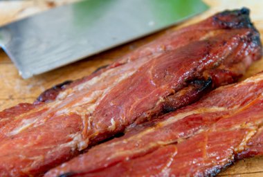 Çin ballı domuz rostosunun tamamını ahşap bir tahtaya koyup servis edilmeye hazır hale getirin..