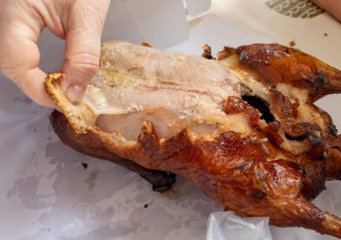 Kanton usulü ördeğin lezzetli ve çıtır çıtır derisini yemekten hoşlanan bir insan..