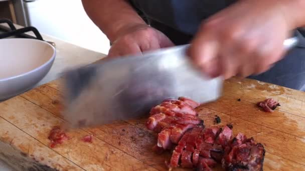 一个厨师切了一部分广东菜蜂蜜烤猪肉 — 图库视频影像