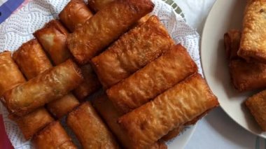 Yeşil soğan ve tatlı biber sosuyla servis edilen ev yapımı çıtır börek..