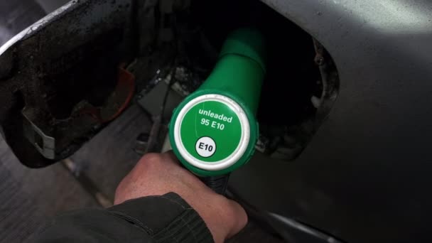 Londres 2022 Conductor Llenando Vehículo Con Gasolina E10 Tipo Menos — Vídeos de Stock