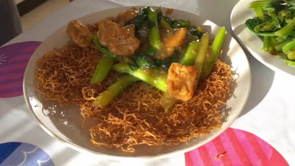 Serving Plate Crispy Toasted Noodles Seasonal Greens Fried Tofu Thick — Stock Video