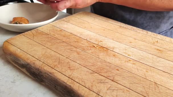 Couper Des Rouleaux Printemps Croustillants Sur Une Planche Les Servir — Video