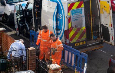 Londra mı? Birleşik Krallık-02.23.2022. Elektrik şirketi Thames Water 'dan işçiler kaldırımda onarım ve onarım çalışmaları yürütüyorlar..