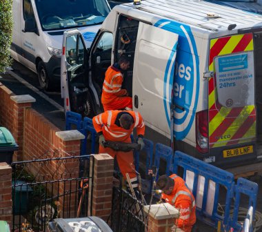 Londra mı? Birleşik Krallık-02.23.2022. Elektrik şirketi Thames Water 'dan işçiler kaldırımda onarım ve onarım çalışmaları yürütüyorlar..
