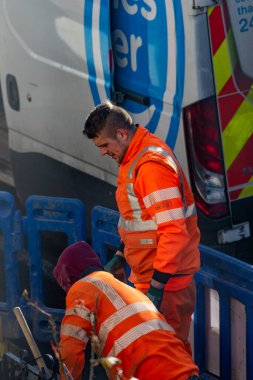 Londra mı? Birleşik Krallık-02.23.2022. Elektrik şirketi Thames Water 'dan işçiler kaldırımda onarım ve onarım çalışmaları yürütüyorlar..
