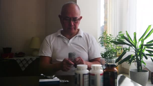 Ein Gereifter Älterer Mann Nimmt Medikamente Und Nahrungsergänzungsmittel Hause Ein — Stockvideo