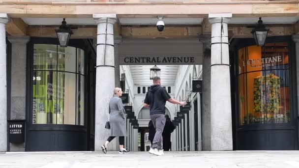 Ondon Ngiltere 2021 Covent Garden Gezen Ziyaretçiler Turistler Batı Yakası — Stok video