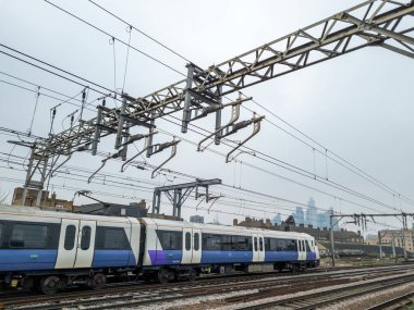 Londra mı? UK- 03.03.2022. Üzerinden kilometrelerce elektrik hattı geçen bir tren. Güç nakli için daha temiz ve çevre dostu bir yol..