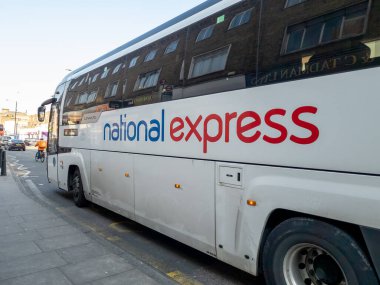 Londra mı? Birleşik Krallık-03.07.2022. Bir National Express otobüsü yolda. İngiltere 'de şehirlerarası karayolu taşımacılığı hizmeti sunan koç şirketi.