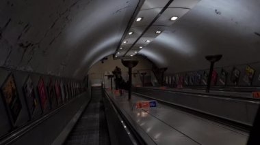 Londra mı? UK- 03.16.2022. Turnpike Lane Metro İstasyonu 'nun içi orijinal ışık ayarlarıyla dolu..