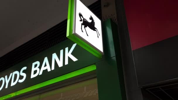 Londra 2022 Lloyds Bank Ana Caddedeki Bir Şubesinin Isim Işareti — Stok video