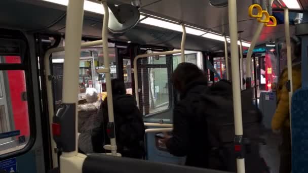 Londen Verenigd Koninkrijk 2022 Passagiers Stappen Uit Een Dubbeldekker Bus — Stockvideo