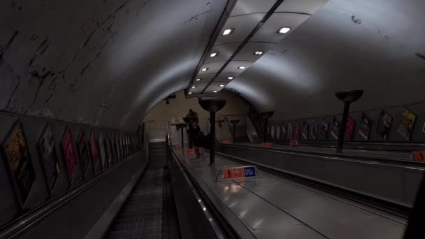 London Förenade Kungariket 2022 Interiören Turnpike Lanes Tunnelbanestation Med Originalarmaturer — Stockvideo