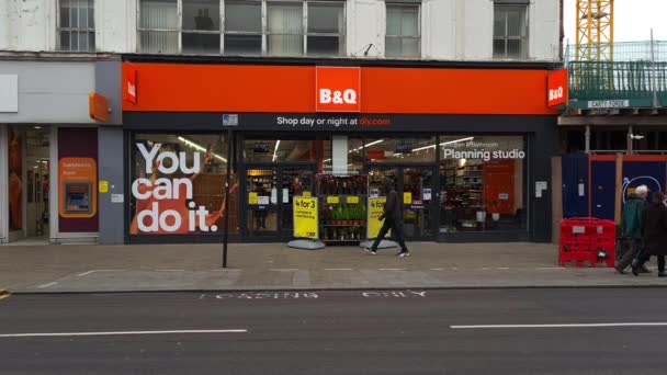 ロンドンだ 2022 お店の前とBとQの支店の兆候 伝統的に町の中心部の店舗から出て 今は高い通りに支店を開く — ストック動画