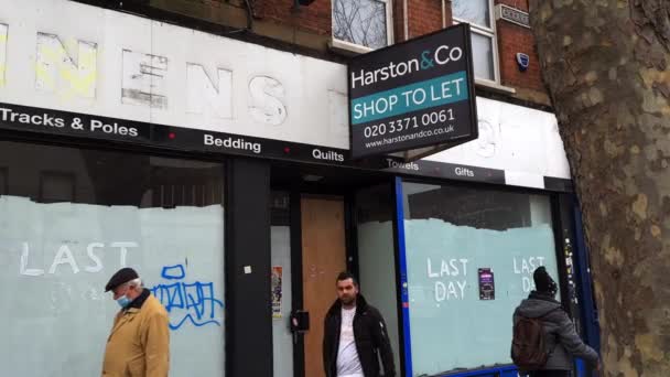 ロンドンだ 2022 窓の上に看板を出すために店を持つ閉鎖された通りの小売店 — ストック動画