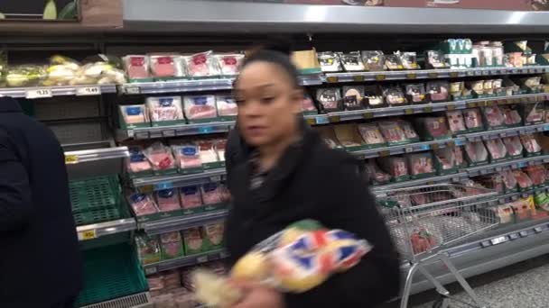 2022 一家食品超市的女购物者在食品价格飞涨的情况下做出了谨慎的选择 — 图库视频影像