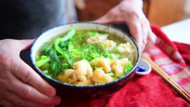 Een Kok Serveert Een Heerlijke Kom Stomende Hete Noodle Soep — Stockvideo